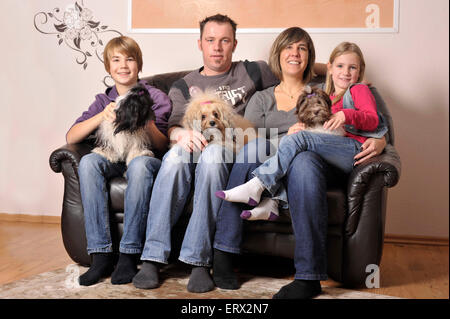 Familie mit Havaneser / famiglia con havanese Foto Stock