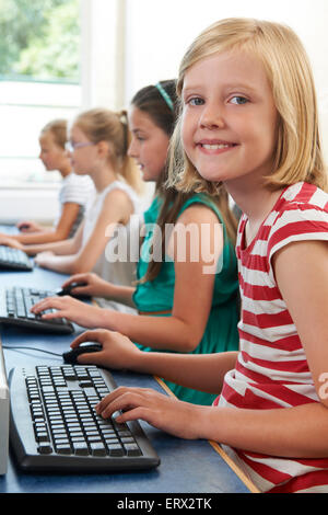 Gruppo femminile di bambini di scuola elementare in Classe Computer Foto Stock