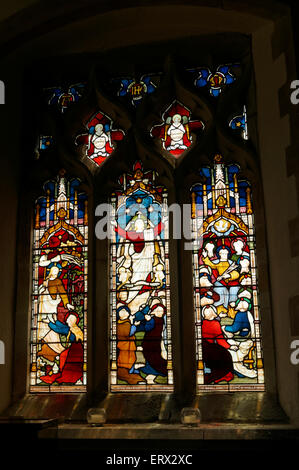 Le finestre di vetro macchiate, sant Ilario la chiesa di Sant'Ilario, Cowbridge, Vale of Glamorgan, South Wales, Regno Unito. Foto Stock