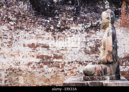 Antica città di Polonnaruwa, pietra statua del Buddha a Vatadage (Circolare reliquia Casa) in Polonnaruwa un quadrangolo Sri Lanka Foto Stock