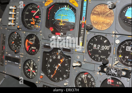 Strumenti, tasti e manopole, all'interno del prototipo cockpit creato durante la fase di progettazione del Concorde jet. Foto Stock