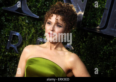 New York, Stati Uniti d'America. 07Th Giugno, 2015. Bernadette Peters di frequentare il teatro americano del parafango annuale 69Tony Awards al Radio City Music Hall il 7 giugno 2015 a New York City. Credito: dpa picture alliance/Alamy Live News Foto Stock