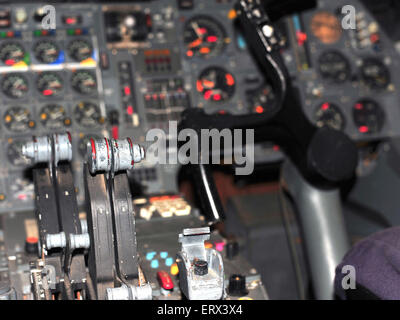 Strumenti, tasti e manopole, all'interno del prototipo cockpit creato durante la fase di progettazione del Concorde jet. Foto Stock