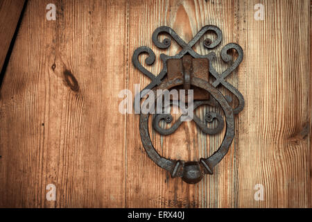 Vecchio arrugginito masaneta e porta di legno. Sfondo per la progettazione Foto Stock