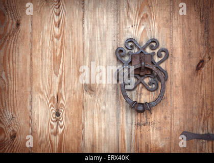 Vecchio arrugginito masaneta e porta di legno. Sfondo per la progettazione Foto Stock