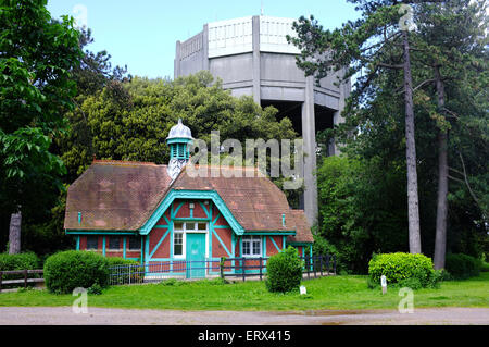 Il Clifton water tower da un piccolo edificio a Downs sopra bristol NEL REGNO UNITO Foto Stock