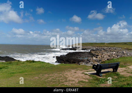 Panchina sul lungomare, Porthcawl, South Wales, Regno Unito. Foto Stock