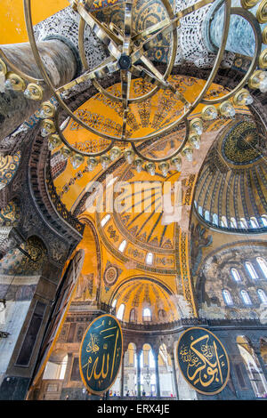 Vista interna di Hagia Sophia con medaglione Ottomano, Sultanahmet, Istanbul, Turchia Foto Stock