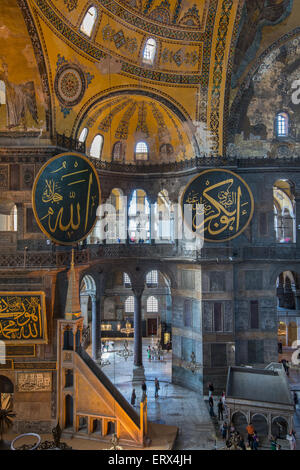 Sommità interno vista di Hagia Sophia con medaglione Ottomano, Sultanahmet, Istanbul, Turchia Foto Stock