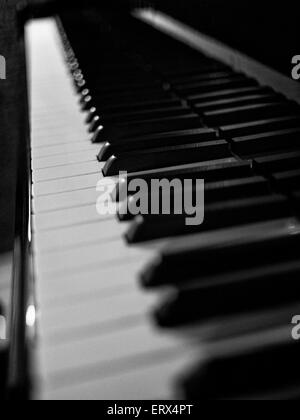 Una tastiera di pianoforte in bianco e nero Foto Stock