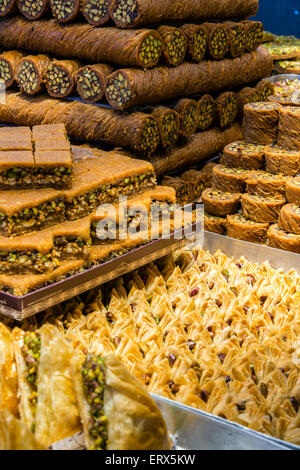 Turco tradizionale display dolci in una pasticceria, Istanbul, Turchia Foto Stock