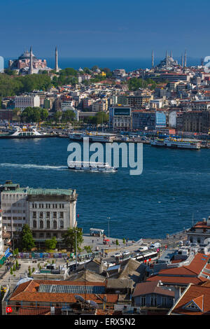 Skyline della città con Hagia Sophia e Sultan Ahmed moschea o la Moschea Blu, Istanbul, Turchia Foto Stock