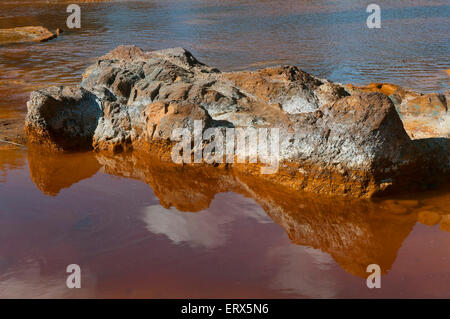 Rio Tinto inquinamento, Villarrasa, provincia di Huelva, regione dell'Andalusia, Spagna, Europa Foto Stock