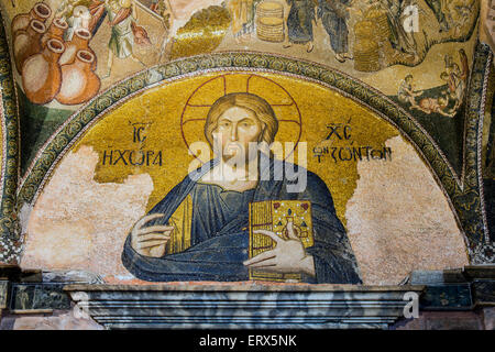 Il mosaico nella lunetta sopra il portale principale con il ritratto di Cristo, Chiesa di Chora o il Museo Kariye, Istanbul, Turchia Foto Stock