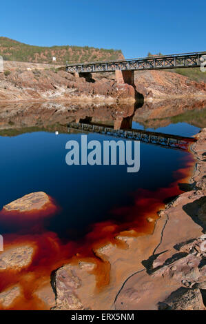 Rio Tinto e ponte di Cachan, Berrocal, provincia di Huelva, regione dell'Andalusia, Spagna, Europa Foto Stock