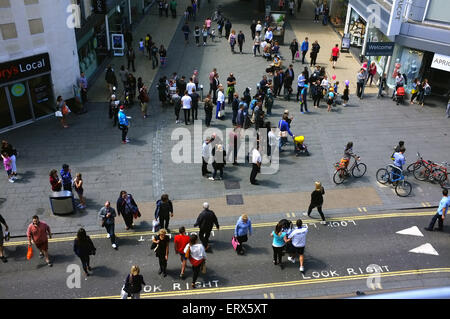 Pedoni in Bristol a piedi e il negozio nella Broadmead Shopping area della città. Foto Stock