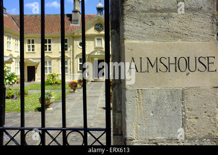 La recinzione in ferro fuori Colstons gli ospizi di carità su St Michaels Hill in Bristol. Foto Stock