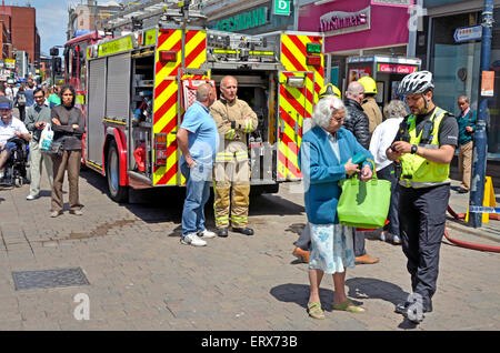 Maidstone Kent, Inghilterra, Regno Unito. Incendio in centro città distrugge un negozio e danneggia gravemente l'edificio su entrambi i lati Foto Stock