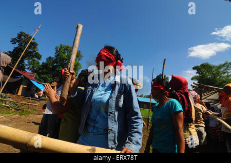 Manado, Indonesia. 09 Giugno, 2015. Servizio civile unità di polizia ( Satpol PP ) scontro con i residenti come demolizione di edifici illegali nel villaggio Pangiang avviato. Gli scontri innescati quando i due acri di terra che appartiene alla Multi cibo afferrato dai residenti in quanto essi sostengono che i governi' proprietà. © Inayah Azmi Atifah/Pacific Press/Alamy Live News Foto Stock