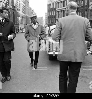 Aloysius Gordon, noto anche come Lucky Gordon , una testimonianza presso la Old Bailey oggi nel modello mancanti caso. Il 15 marzo 1963. Foto Stock