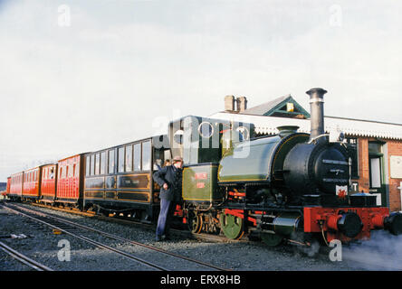 Treno a vapore sul Talyllyn linea ferroviaria che corre per 7,25 miglia da Tywyn sulla costa Mid-Wales di Nant Gwernol vicino al villaggio di Abergynolwyn, raffigurato in anticipo della ferrovia del quarto Rolt Vintage Rally del veicolo essendo tenuto vicino alla principale stazione di banchina in Tywyn. Xi Febbraio 1992. Foto Stock