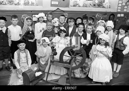 Helme Scuola CE passi indietro ai tempi di Tudor. Il 28 novembre 1991. Foto Stock