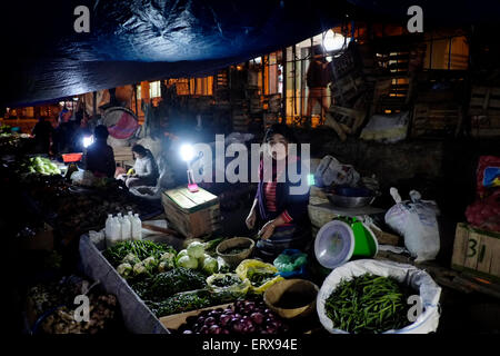 Notte di mercato nella città di Paro in Bhutan Foto Stock