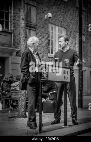 Due uomini con un pranzo, un drink e chiacchierare al di fuori, Peter Hill, Londra, Regno Unito. Foto Stock