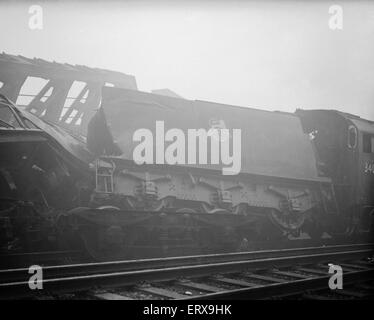 Lewisham treno Crash. La sera del 4 dicembre 1957 una fitta coltre di nebbia coperto di Londra e i treni erano in ritardo. Il 5:18 pm Charing Cross per Hayes consistente 10-car elettrica unità multiple trasportando quasi 1.500 passeggeri arrestata in corrispondenza di un segnale di pericolo a Ponte di parchi di svincolo a Lewisham linea di by-pass sotto un ponte ferroviario trasporto le vie al di sopra della linea. I treni erano in esecuzione fuori ordine a causa della nebbia e dei Parchi ponte segnalatore di giunzione ha voluto parlare al conducente tramite il telefono al segnale per confermare il treno dell'identità e della destinazione. Foto Stock