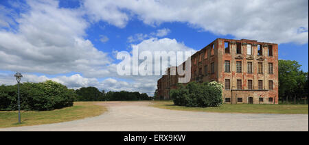 Zerbst, Germania. 09 Giugno, 2015. Le rovine dell'ala est dell'ex residenza reale può essere visto a Zerbst, Germania, 09 giugno 2015. La successiva czarina Caterina II vissuta come la principessa Sophie Auguste Friederike von Anhalt-Zerbst nel palazzo, costruito nel 1681. Il Russo czarina Caterina la Grande (1729-1796) è commemorata per la prima volta durante una principessa Festival nella città. Il festival si svolge il 11 luglio 2015. Foto: Jens WOLF/dpa/Alamy Live News Foto Stock