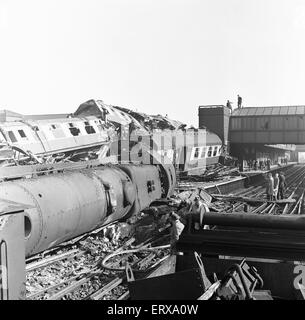 La Harrow and Wealdstone incidente ferroviario è stato un treno tre collisione a Harrow and Wealdstone station, a Londra, a 8:19 am il 8 ottobre 1952. Un treno espresso da Perth, in Scozia si sono scontrate con velocità nella parte posteriore del Tring per Euston servizio locale treno passeggeri che aveva arrestato in corrispondenza della stazione; entro pochi secondi di questa collisione la Euston a Liverpool express train, che viaggiano a velocità in direzione opposta, si è schiantato nel treno di Perth la locomotiva. È stato il peggior tempo di pace incidente ferroviario nel Regno Unito ci sono stati 112 decessi. La nostra immagine mostra: scena generale del relitto Foto Stock