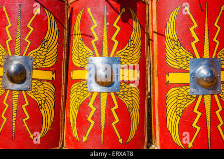 Struttura militare romana scudi di colori rossi e gialli Foto Stock