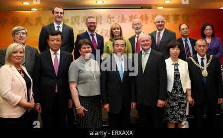 (150609) -- BELFAST, 9 giugno 2015 (Xinhua) -- il Ministro degli Affari Esteri cinese Wang Yi (C) anteriore e l'ambasciatore cinese in Gran Bretagna Liu Xiaoming (2a L, anteriore) posano per una foto di gruppo con gli ospiti durante una cerimonia di inaugurazione a Belfast, Gran Bretagna, 8 giugno 2015. Wang Yi lunedì inaugurato della Cina di ultima consolato generale qui a Belfast, capitale di Gran Bretagna Irlanda del Nord regione. (Xinhua/Han Yan) (zjy) Foto Stock