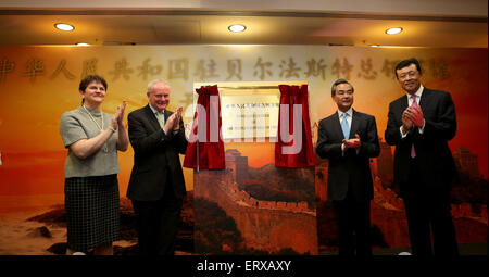 (150609) -- BELFAST, 9 giugno 2015 (Xinhua) -- il Ministro degli Affari Esteri cinese Wang Yi (2R), ambasciatore cinese in Gran Bretagna Liu Xiaoming (1R), il Vice Primo Ministro dell'Irlanda del Nord Martin McGuinness (2 L) e rappresentante personale (1L) del primo ministro dell'Irlanda del Nord Peter Robinson d posano per una foto durante una cerimonia di inaugurazione a Belfast, Gran Bretagna, 8 giugno 2015. Wang Yi lunedì inaugurato della Cina di ultima consolato generale qui a Belfast, capitale di Gran Bretagna Irlanda del Nord regione. (Xinhua/Han Yan) (zjy) Foto Stock