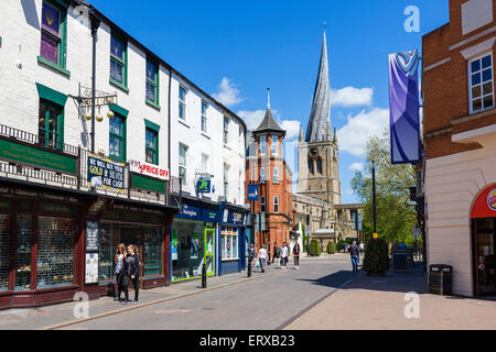 Burlington St in centro città guardando verso la chiesa di St Mary e tutti i Santi con la sua guglia storta, Chesterfield, Derbyshire, Regno Unito Foto Stock