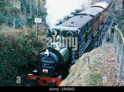 Treno a vapore sul Talyllyn linea ferroviaria che corre per 7,25 miglia da Tywyn sulla costa Mid-Wales di Nant Gwernol vicino al villaggio di Abergynolwyn, raffigurato in anticipo della ferrovia del quarto Rolt Vintage Rally del veicolo essendo tenuto vicino alla principale stazione di banchina in Tywyn. Xi Febbraio 1992. Foto Stock