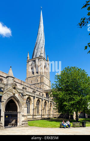 La Chiesa di Santa Maria e di tutti i Santi con la sua famosa guglia storta, Chesterfield, Derbyshire, England, Regno Unito Foto Stock