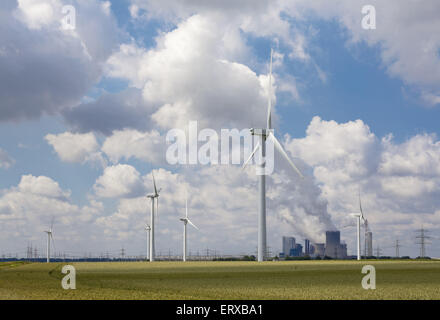 L'Europa, in Germania, in Renania settentrionale-Vestfalia, impianti di energia eolica vicino a Bergheim, sullo sfondo il carbone fossile bruno power station Niedera Foto Stock