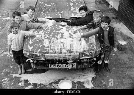 Ragazzi da St John's chiesa di Inghilterra junior e bambini a scuola in corrispondenza dell'Esaminatore base Aspley, lavando la carta di furgoni per il Blu Kampuchea Pietro appello, 7 gennaio 1989. Foto Stock