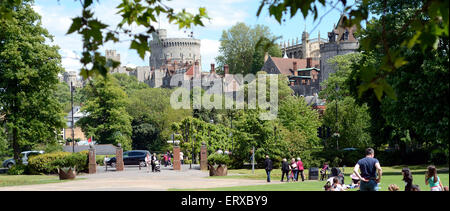 Una vista del Castello di Windsor come visto da giardini Alexandra in Windsor Foto Stock