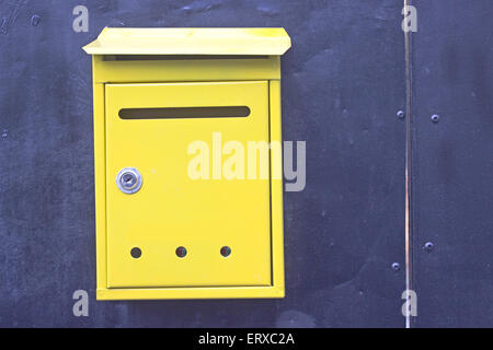 Caselle di colore giallo su blu sullo sfondo di metallo Foto Stock