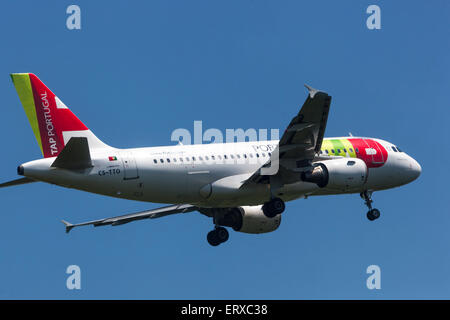 Airbus A319 azionato da TAP Air Portugal sull approccio per lo sbarco di Praga, Repubblica Ceca Foto Stock