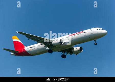 Airbus A321 operato da Iberia in avvicinamento per atterrare a Praga, Repubblica Ceca Foto Stock