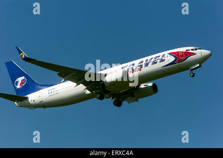 Boeing 737 azionato da Travel Service sulla rotta di avvicinamento per l'atterraggio Praga, Repubblica Ceca Foto Stock