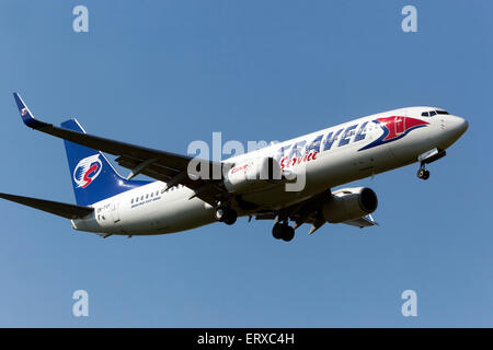 Boeing 737 azionato da Travel Service sulla rotta di avvicinamento per l'atterraggio Praga, Repubblica Ceca Foto Stock