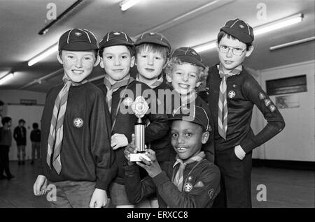 Xviii Huddersfield Cubs con il trofeo che ha vinto dopo aver vinto il Huddersfield distretto Nord Cub Sei un calcio laterale concorrenza, 25 gennaio 1989. Foto Stock