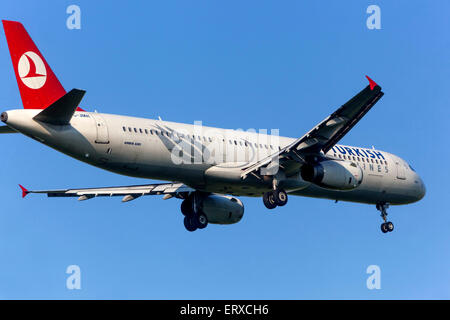 Airbus A321 gestito da un aereo della Turkish Airlines in avvicinamento per l'atterraggio a Praga, Repubblica Ceca Foto Stock