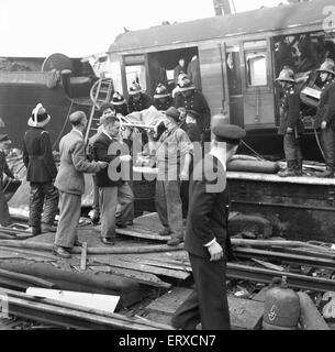 La Harrow and Wealdstone incidente ferroviario è stato un treno tre collisione a Harrow and Wealdstone station, a Londra, a 8:19 am il 8 ottobre 1952. Un treno espresso da Perth, in Scozia si sono scontrate con velocità nella parte posteriore del Tring per Euston servizio locale treno passeggeri che aveva arrestato in corrispondenza della stazione; entro pochi secondi di questa collisione la Euston a Liverpool express train, che viaggiano a velocità in direzione opposta, si è schiantato nel treno di Perth la locomotiva. È stato il peggior tempo di pace incidente ferroviario nel Regno Unito ci sono stati 112 decessi. Foto Stock