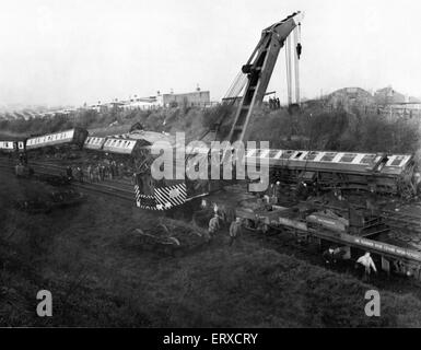 Morpeth incidente ferroviario il 7 maggio 1969 una traversina northbound express treno da Londra a Aberdeen deragliato sulla curva di Morpeth. Sei persone sono state uccise, 21 sono stati feriti e il tetto della stazione in direzione nord della piattaforma è stata danneggiata. La nostra immagine mostra: gru Carrelli di raddrizzamento e cancellazione di tracce Foto Stock