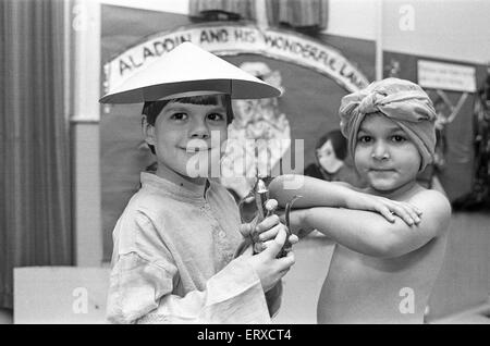 Berry Brow Scuola pantomima Aladdin, immagini di Aladdin e Genie. Il 14 dicembre 1985. Foto Stock